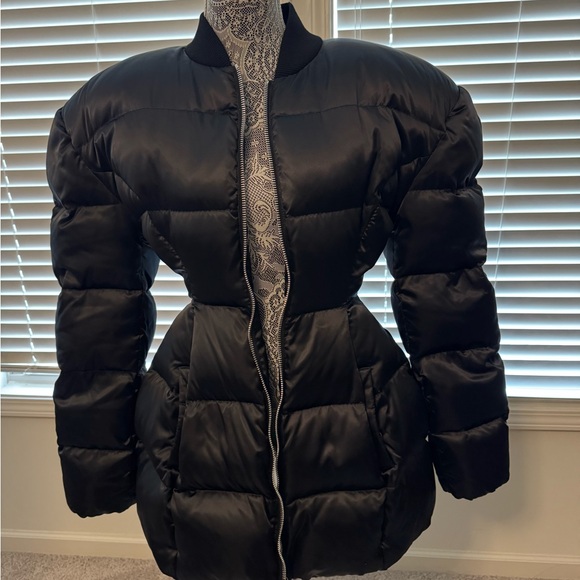 Dolce & Gabbana Black Puffer Jacket that’s cinched in the waist. Size 40 - Picture 8 of 8